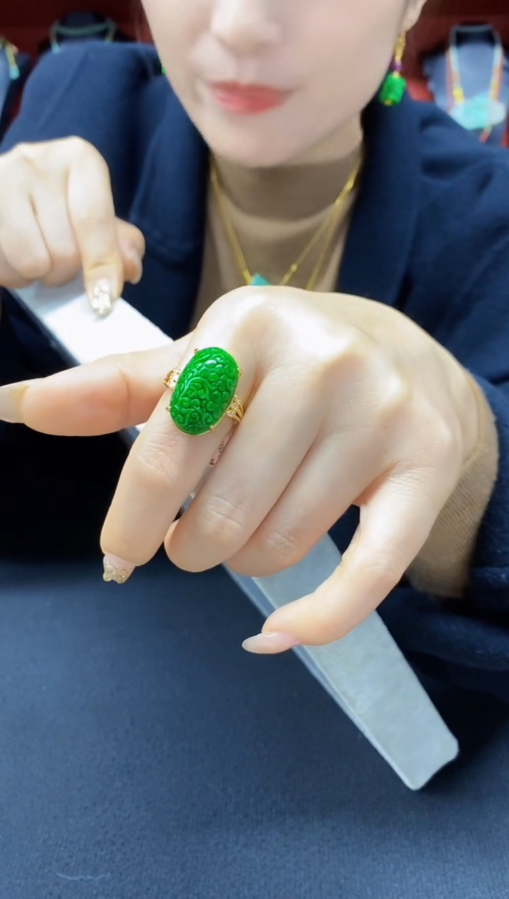 颈饰未镶嵌翡翠戒指