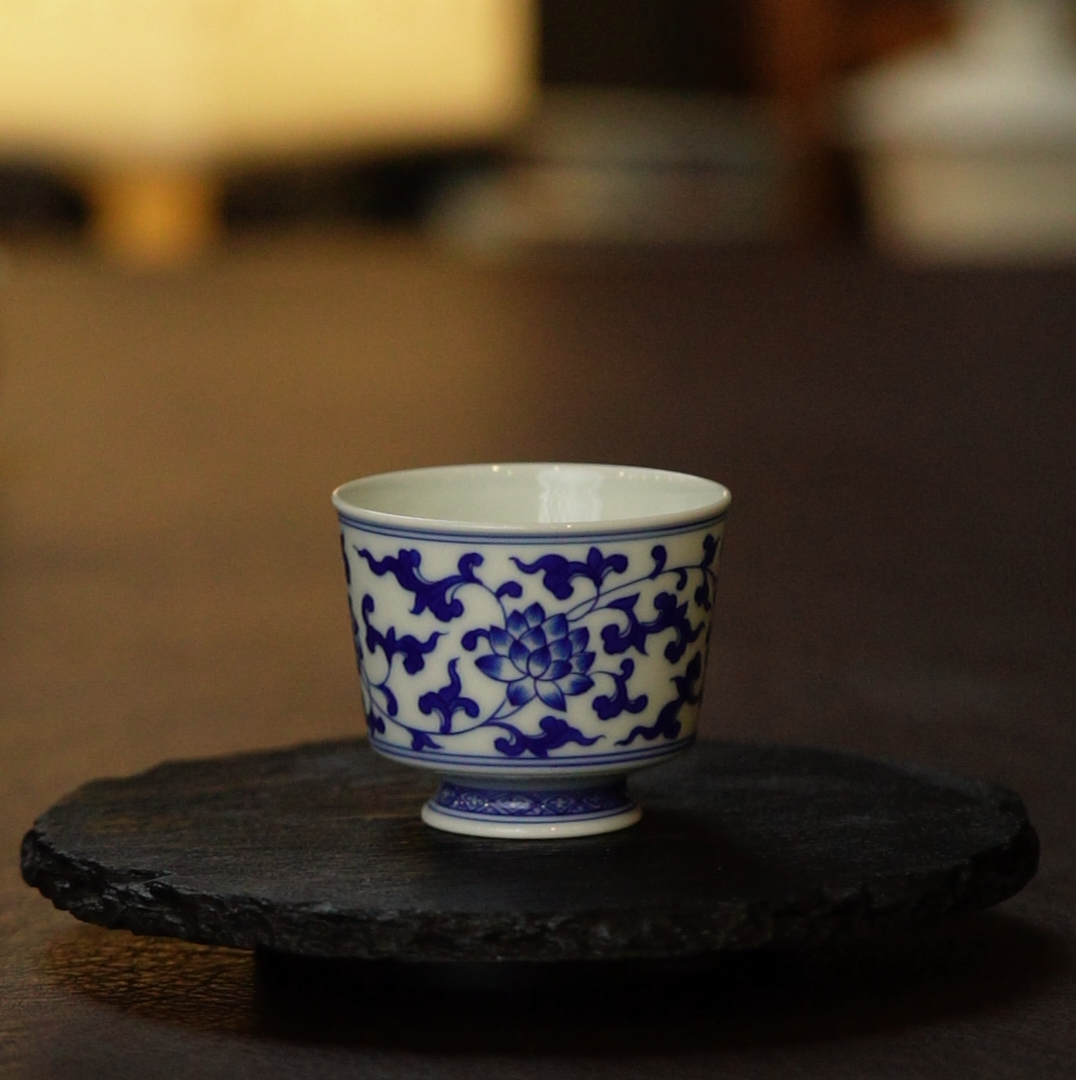  全手绘青花缠枝莲主人杯