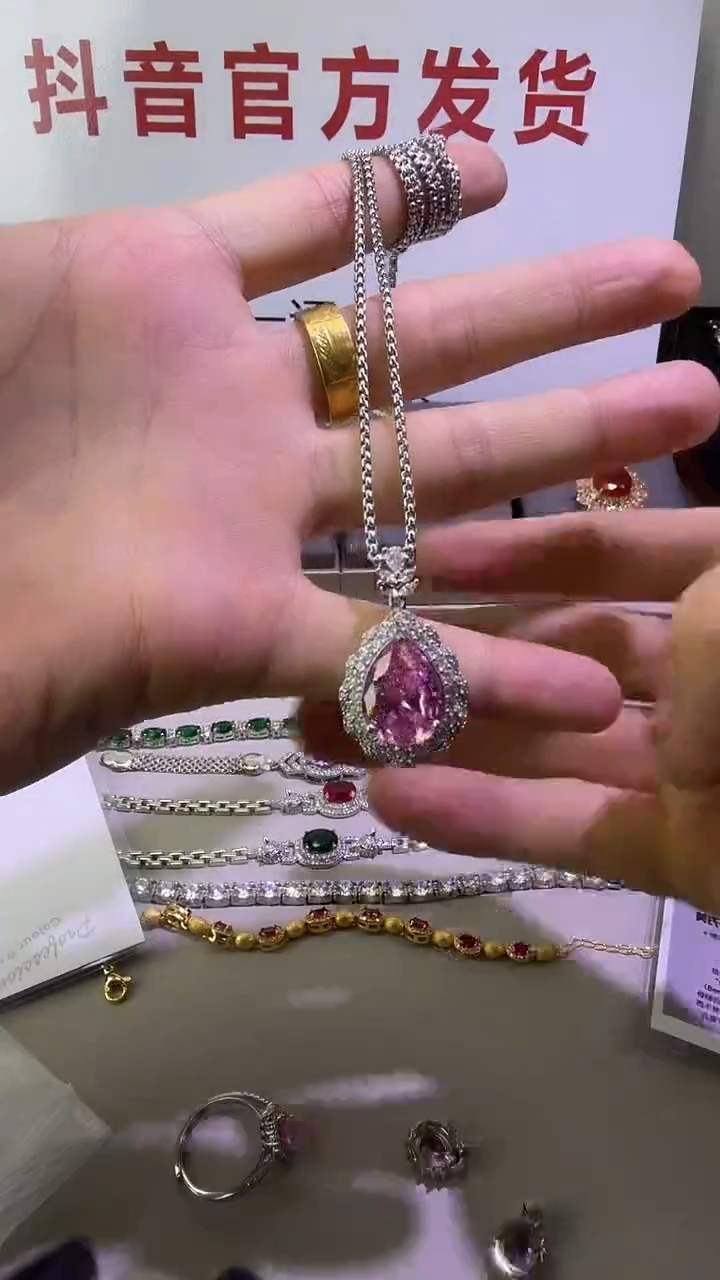 吊坠(赠链)蓝宝石18K金镶嵌93