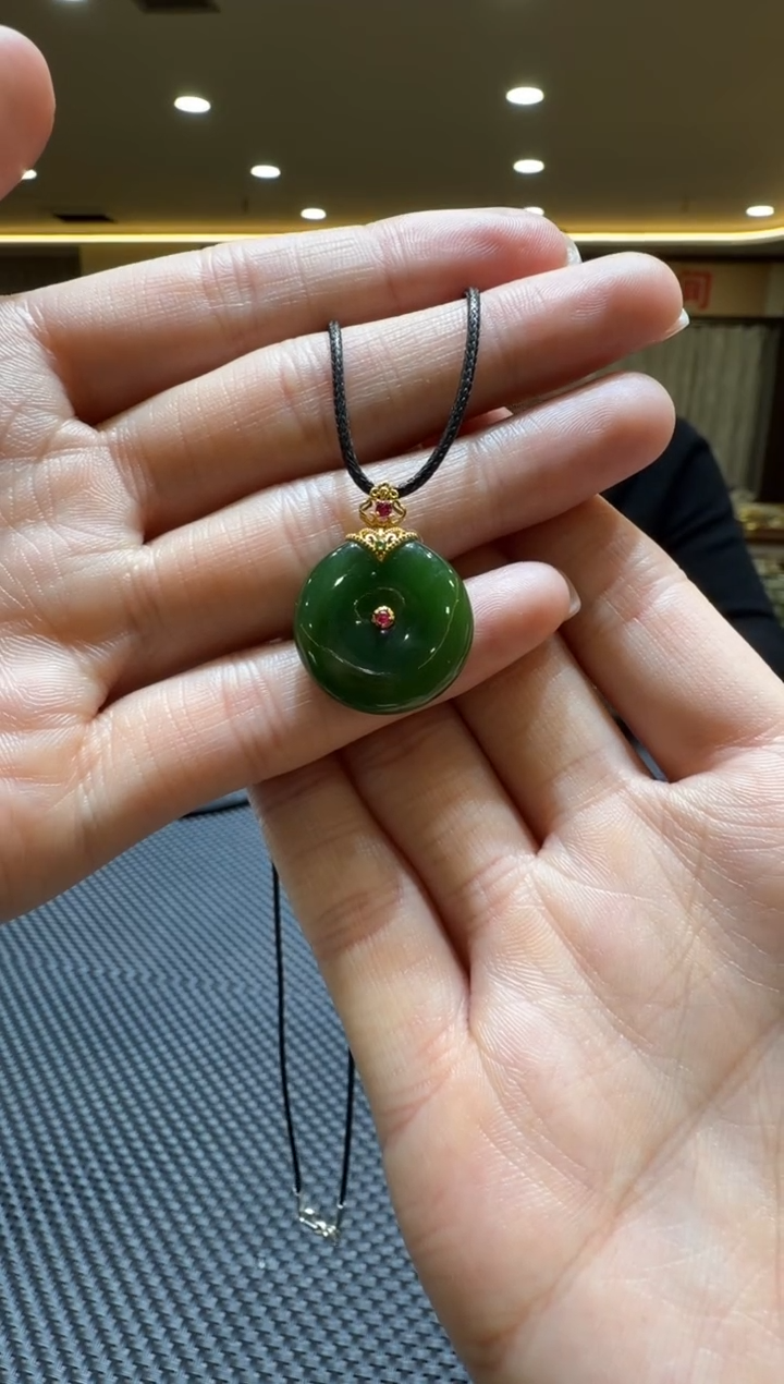 颈饰18K金镶嵌和田玉挂件