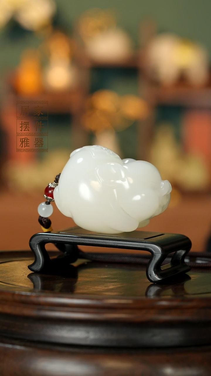 玉《纳福飞猪》摆件