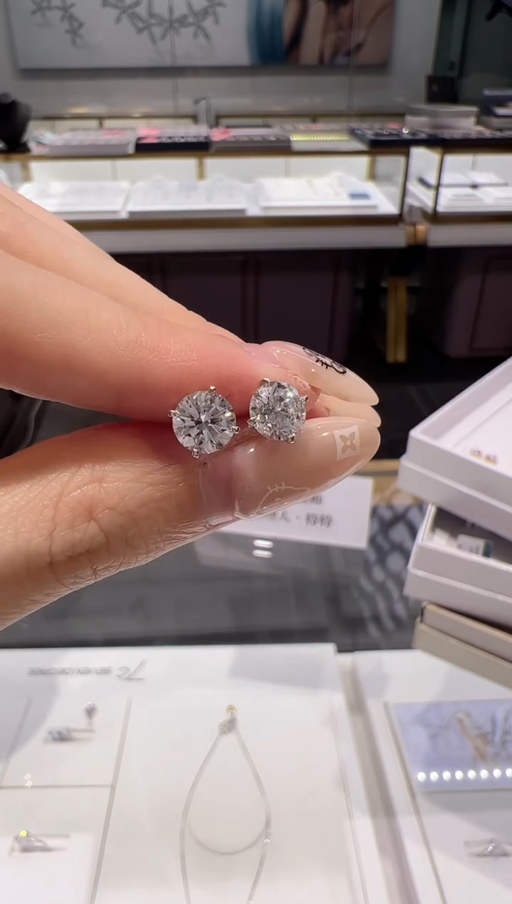 18K金镶嵌耳饰实验室培育钻石k白，单颗1克拉四爪耳钉