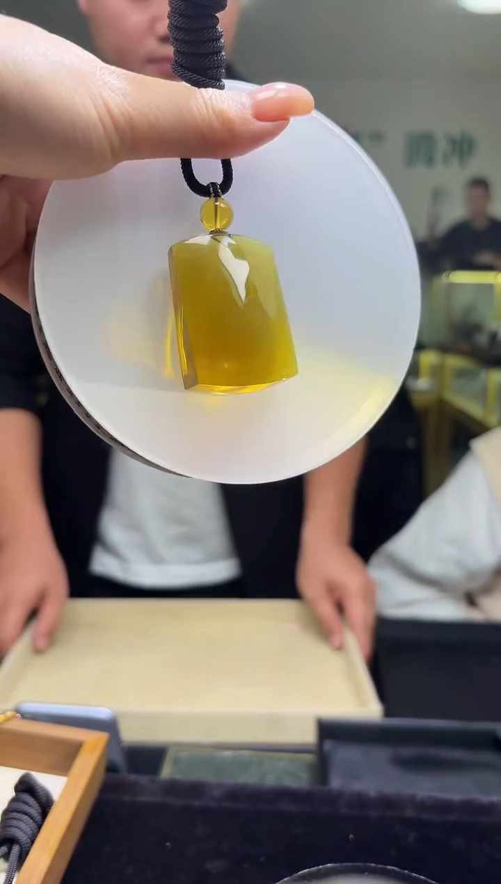 琥珀吊坠(赠链)未镶嵌吊坠