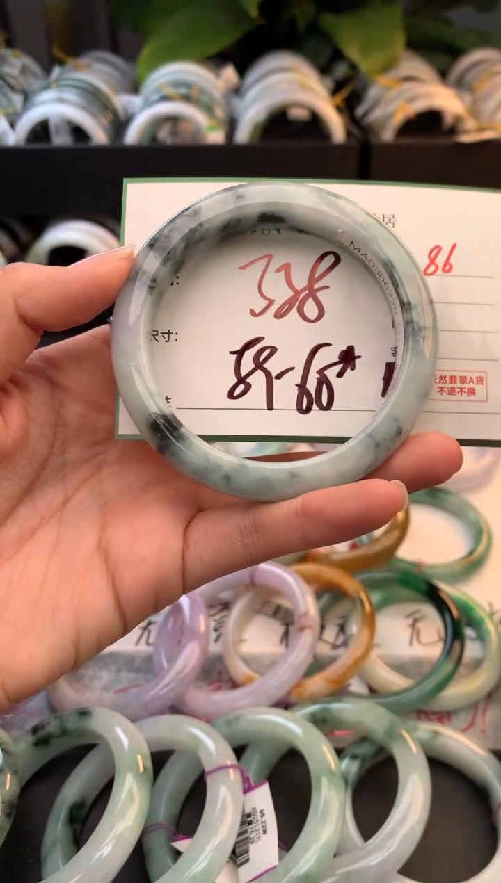 未镶嵌定制翡翠毛货需精细抛光+多人