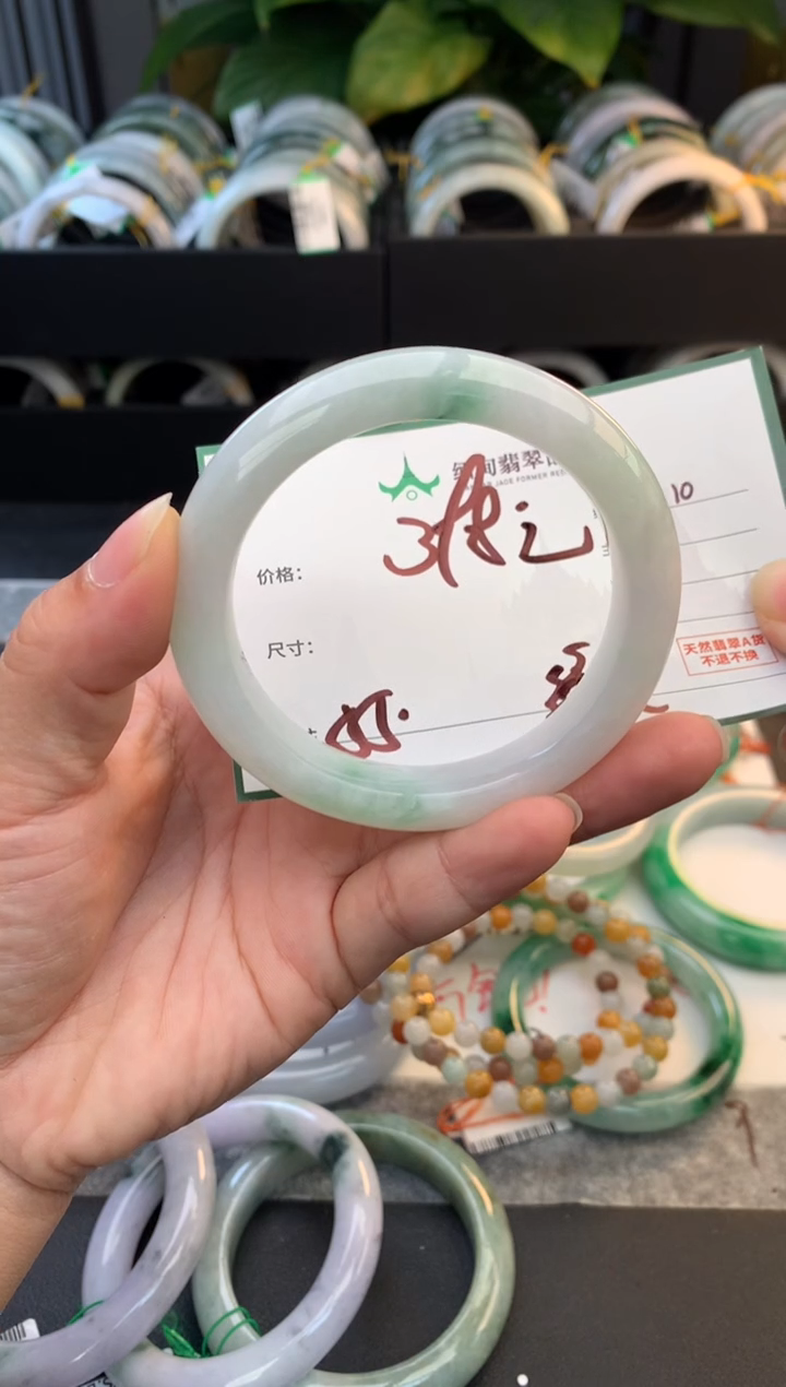 未镶嵌定制翡翠毛货需精细抛光+多人