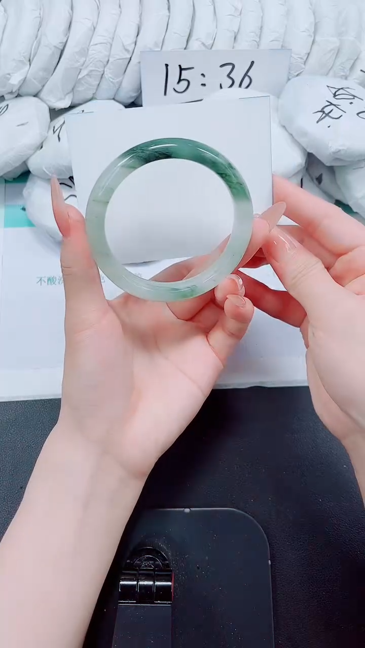 石英质玉手镯未镶嵌288/58.3