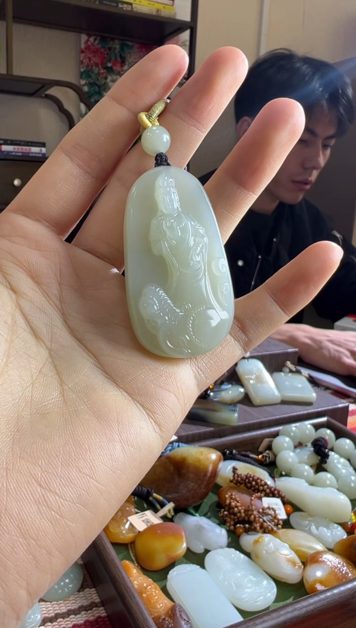 吊坠(赠链)未镶嵌和田玉且末料青白玉普贤吊坠