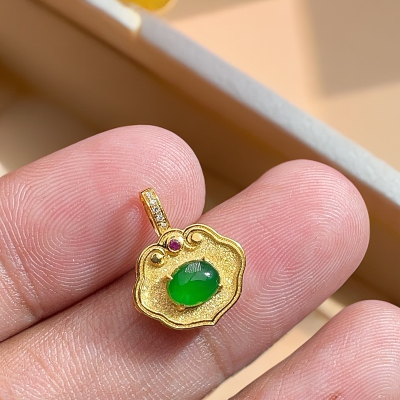 18K金天然翡翠A货-满绿蛋面如意头潘多拉镶嵌吊坠钻石K黄1380珠宝