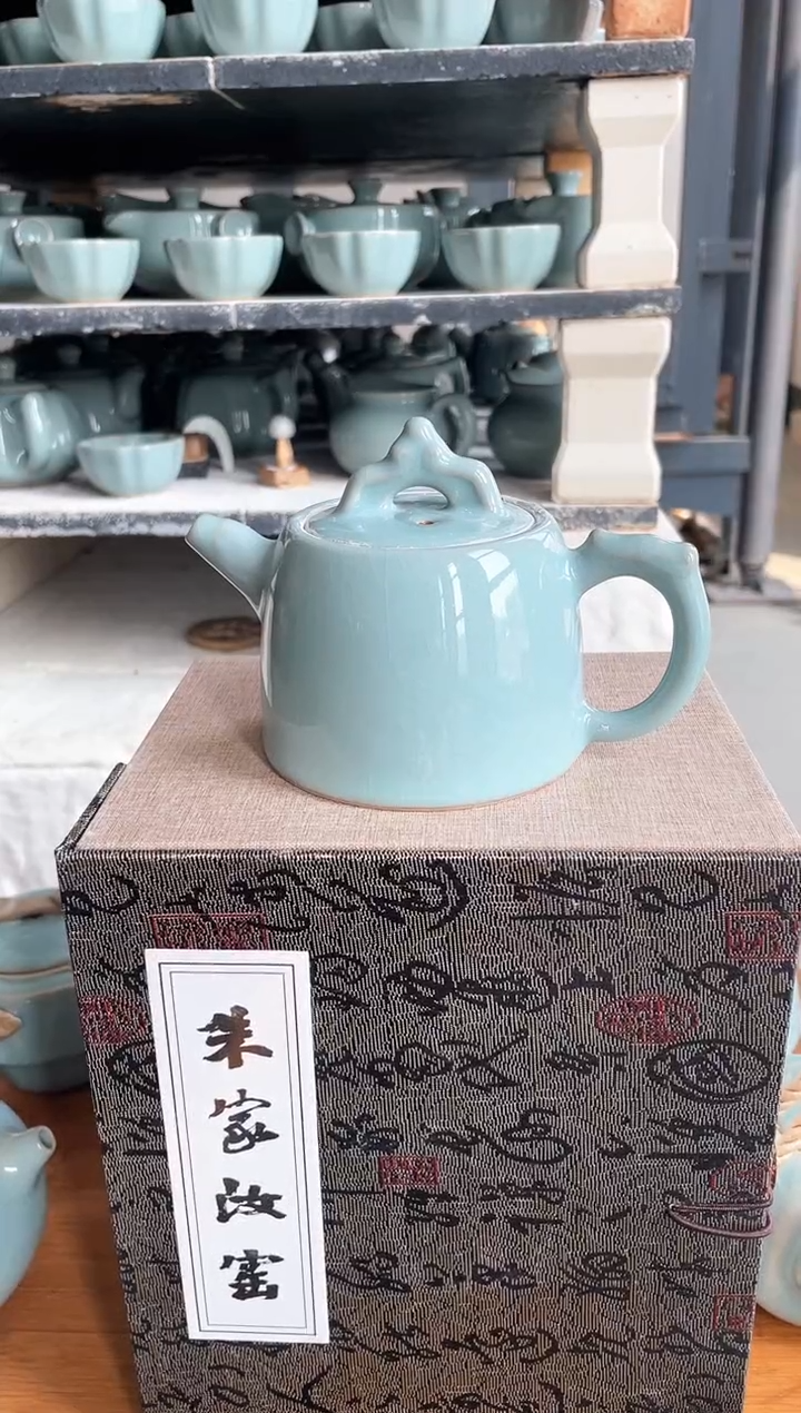 【闪购商品】其他微瑕天青釉龙腾壶无款190毫升