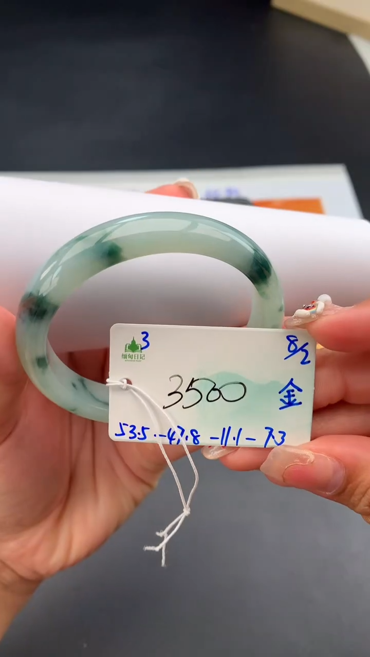 【闪购商品】翡翠手镯未镶嵌 #情人节#送礼，下单联系客服核对地址~