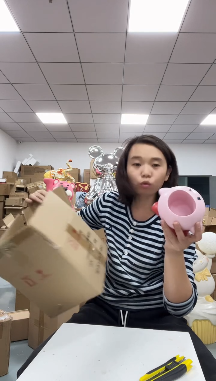 树脂粉胖子笔筒摆件