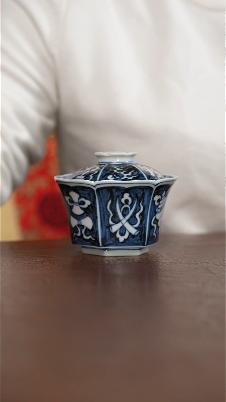 元青花杂宝纹六方盖碗