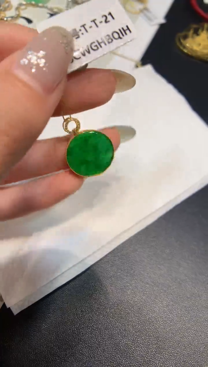 颈饰18K金镶嵌翡翠无事牌