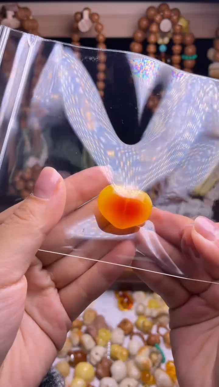 吊坠猴头核桃单配饰：俏色透心