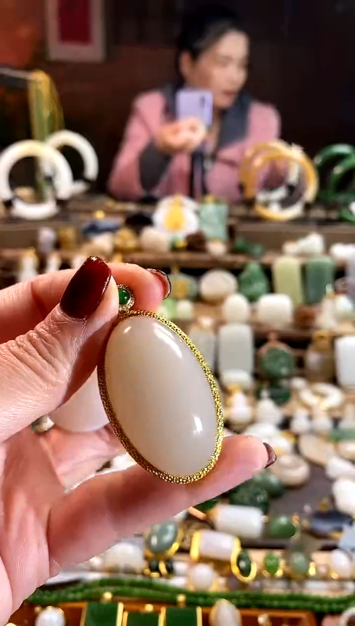 【闪购商品】和田玉吊坠18K金镶嵌。