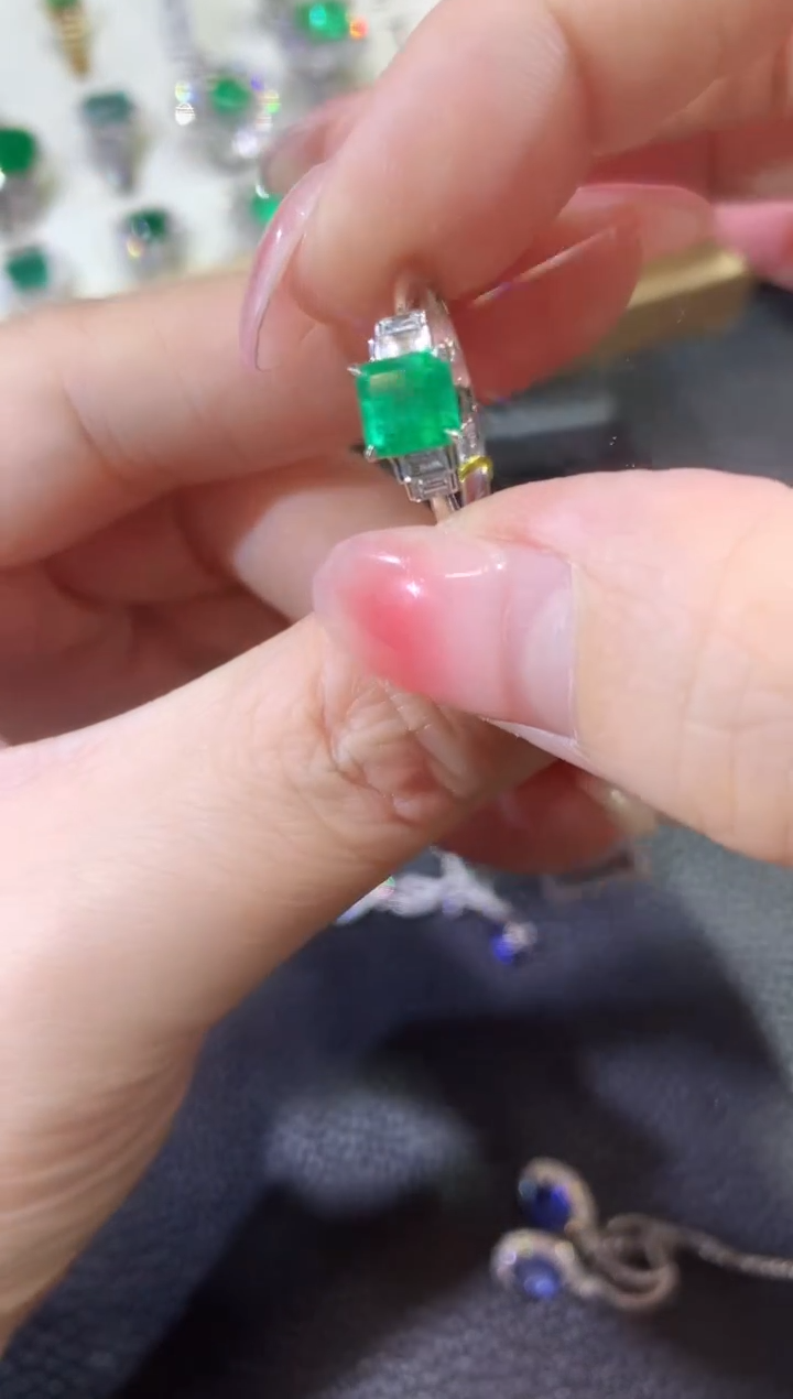 【闪购商品】祖母绿戒指18K金镶嵌W63 