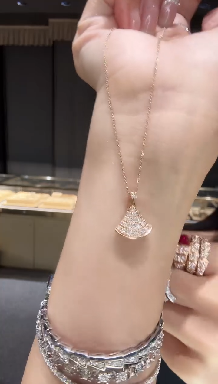 项链18K金镶嵌钻石裙子