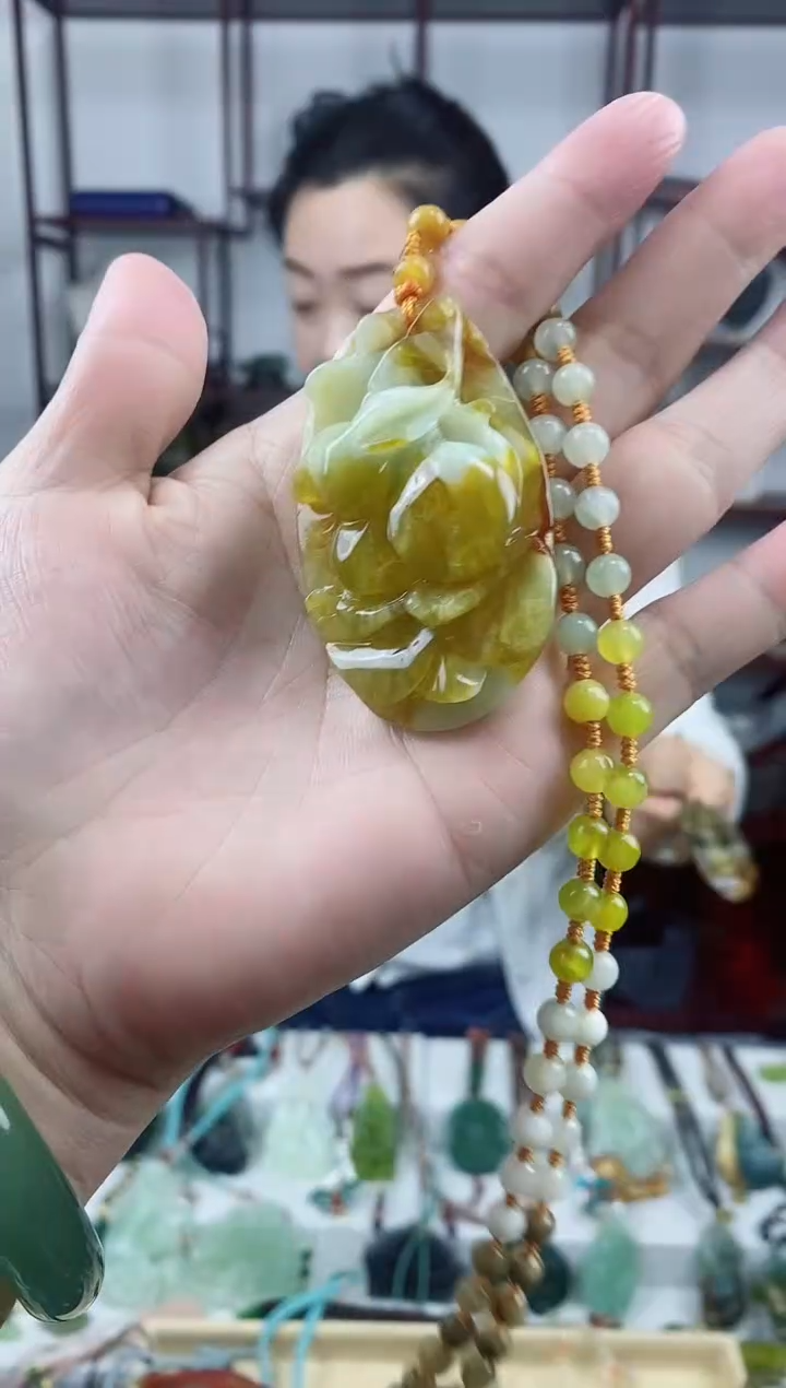 未镶嵌岫玉颈饰兔