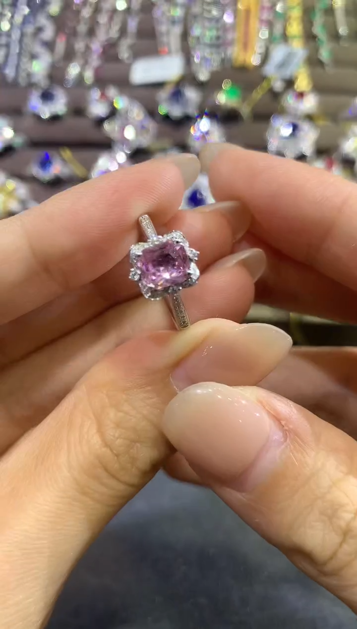 【闪购商品】彩色蓝宝石戒指18K金镶嵌a431      