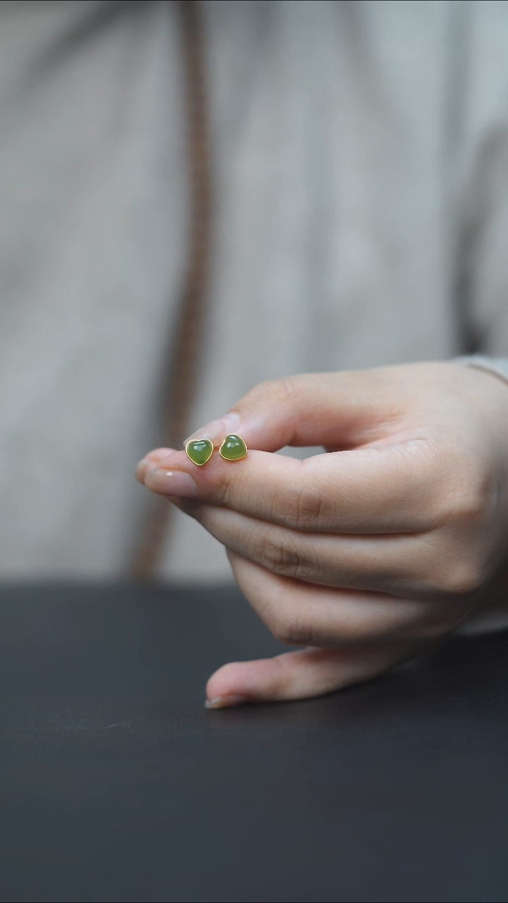 未镶嵌和田玉耳钉苹果绿 HC30100