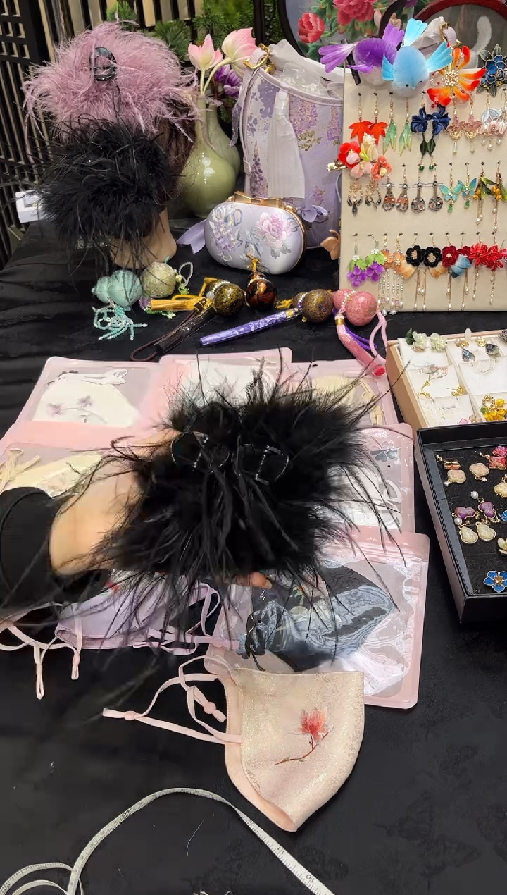 织绣红**妇非遗手工苏绣饰品