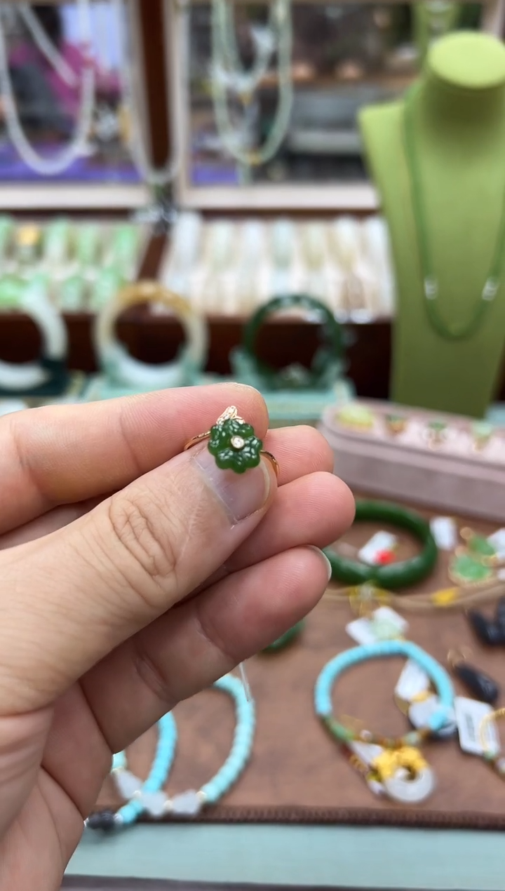 颈饰18K金镶嵌和田玉?****?戒指一个