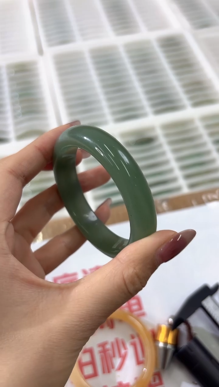 未镶嵌手镯石英质玉47-52D