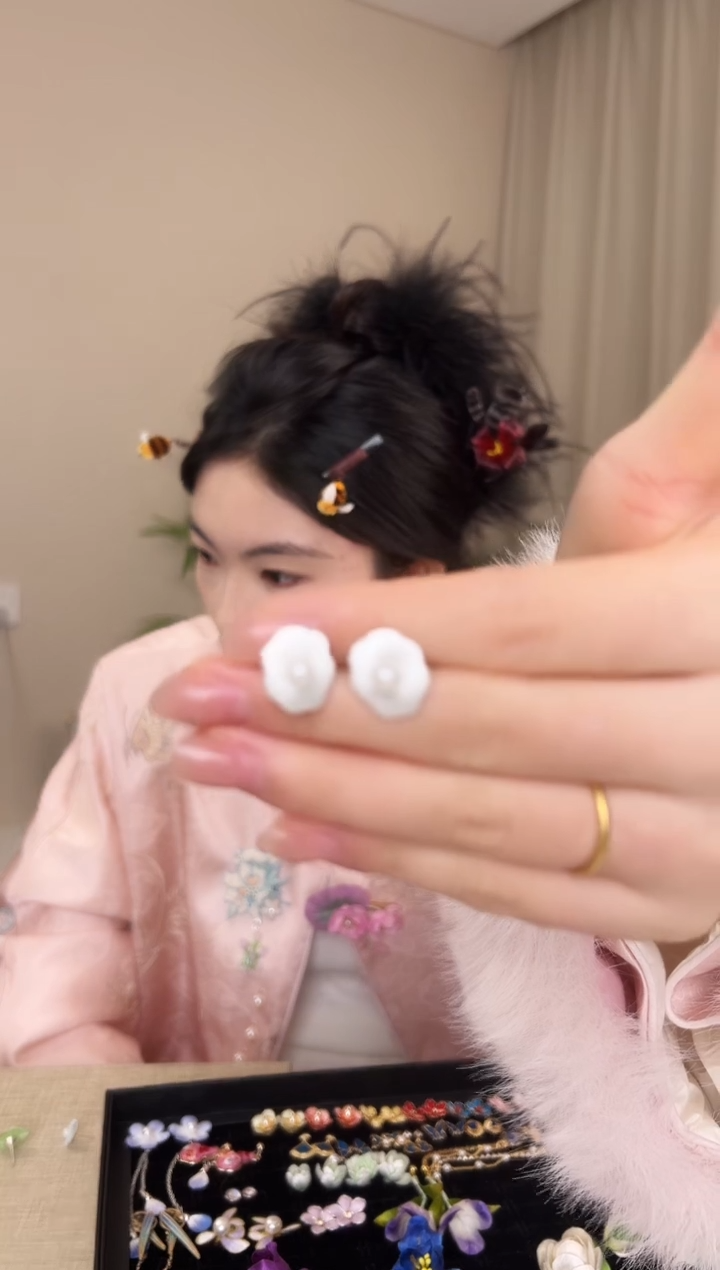 刺绣程**荞白色荷叶耳钉