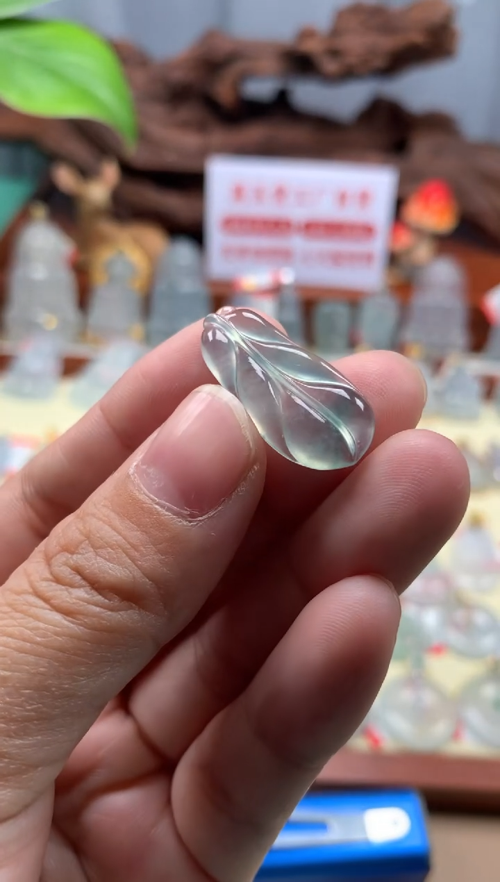 【闪购商品】翡翠颈饰未镶嵌叶子