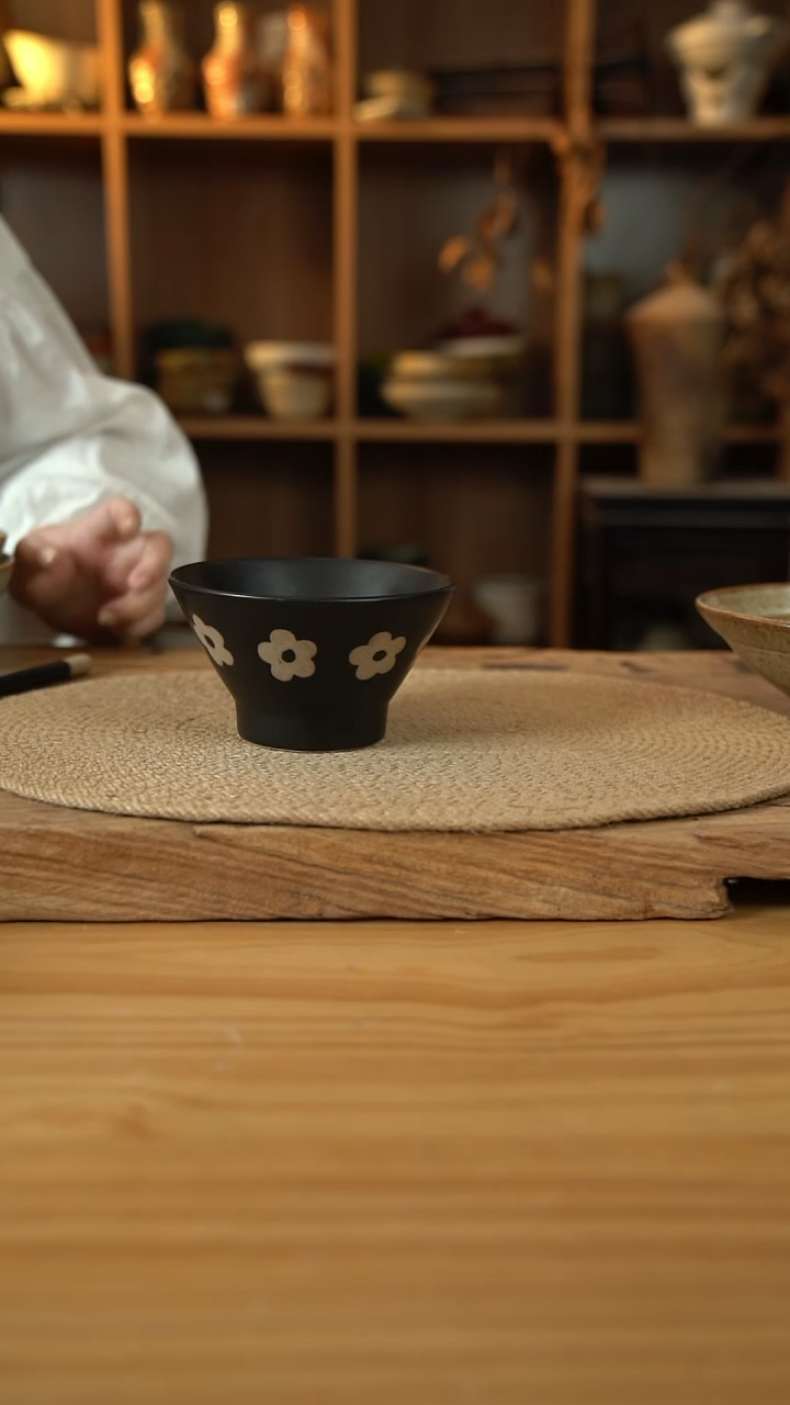 黑色刻花系列黑色刻花系列螺纹斗笠碗