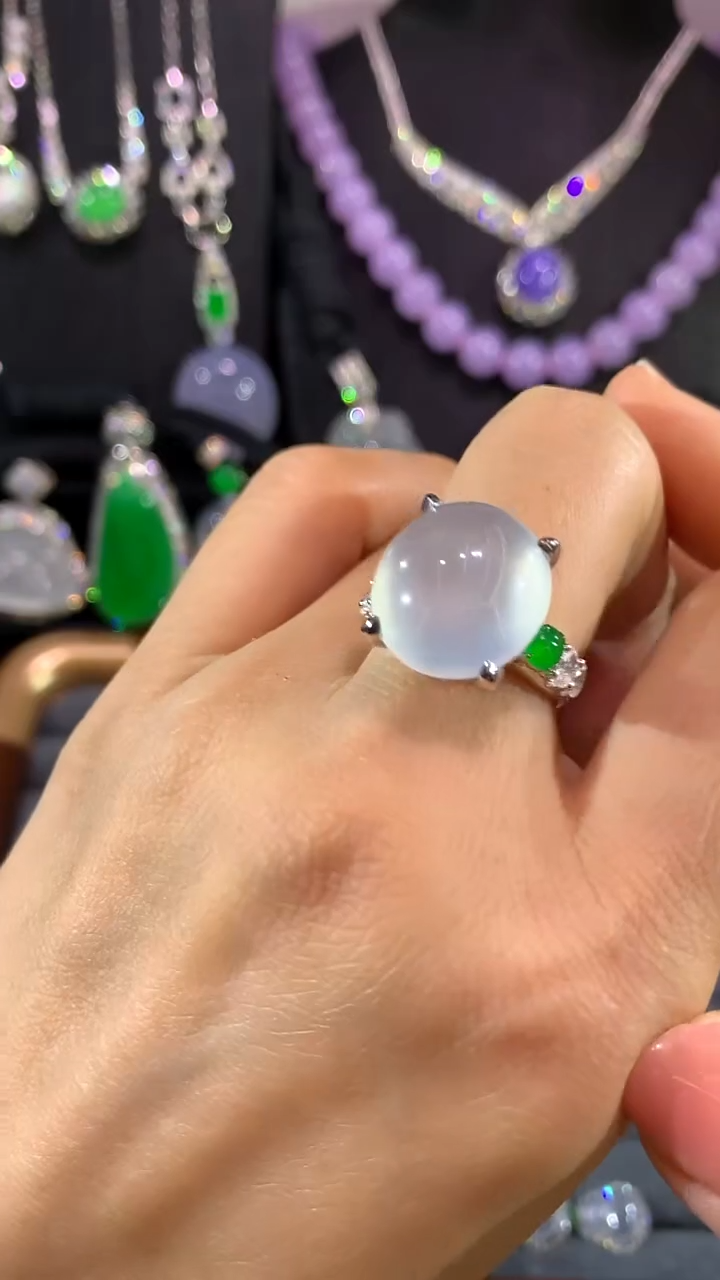 18K金镶嵌戒指翡翠戒指