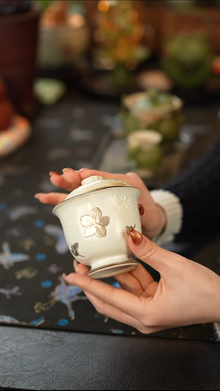 瓷片粉引白雕花-描银山茶花盖碗