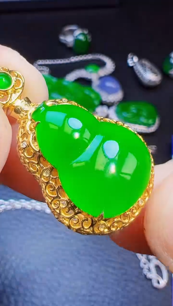 颈饰18K金镶嵌翡翠江*翡翠