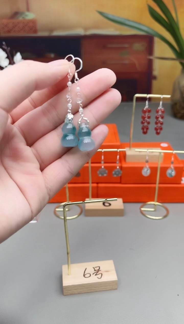 未镶嵌石英质玉（天山翠）耳钉飘花葫芦