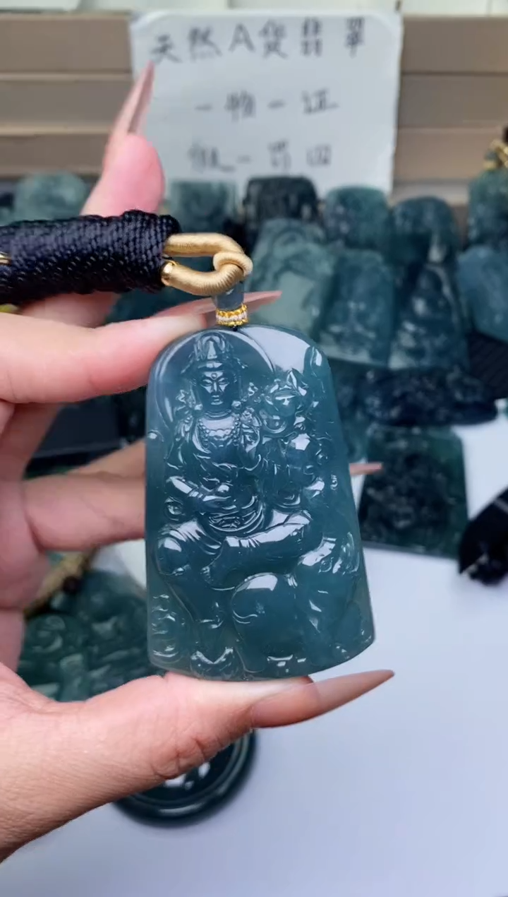 颈饰未镶嵌翡翠          