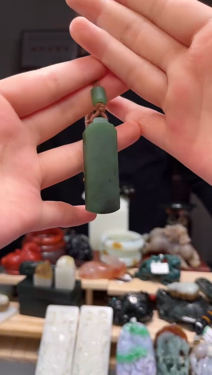 颈饰未镶嵌和田玉吊坠