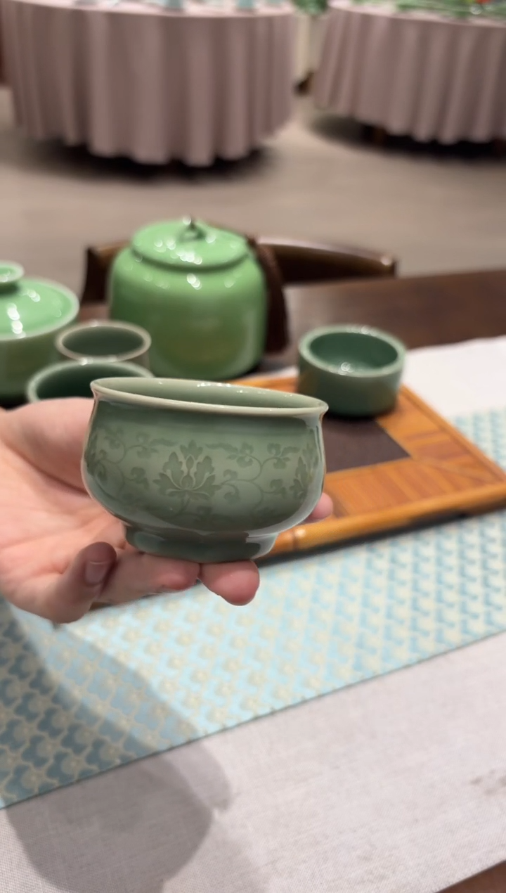 缠枝莲杯子带礼盒一个