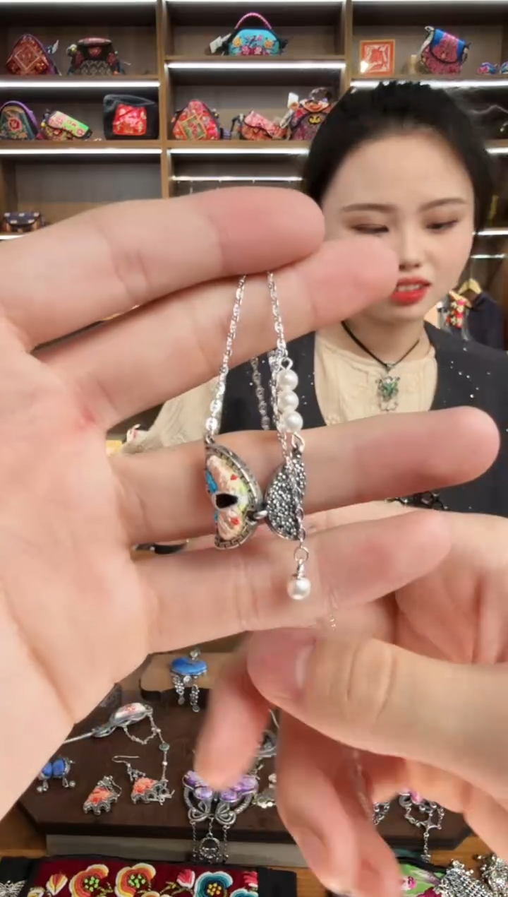 【闪购商品】织绣124蒙阿苏苗绣传承