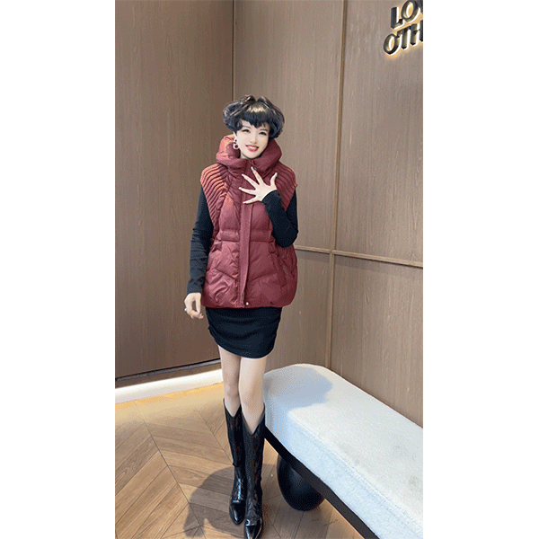  连帽款羽绒马甲    时尚气质宽松洋气冬季连帽中款马甲外套