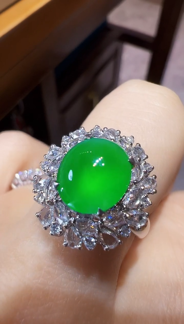 18K金镶嵌戒指翡翠松**发蛋面