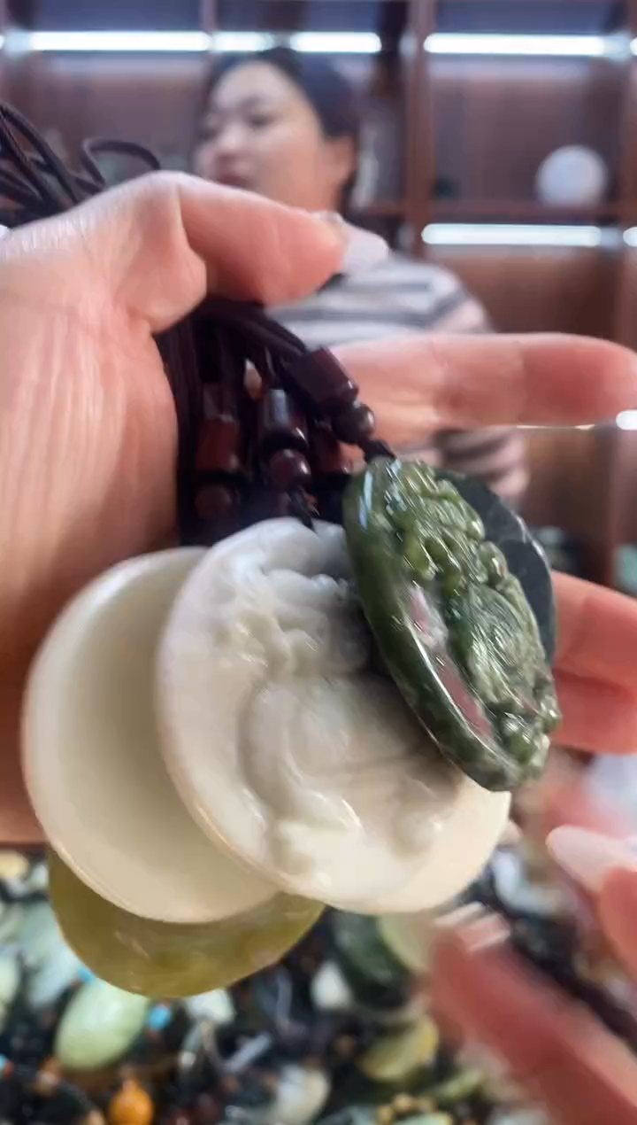 未镶嵌蛇纹石玉吊坠多样性发其中之一