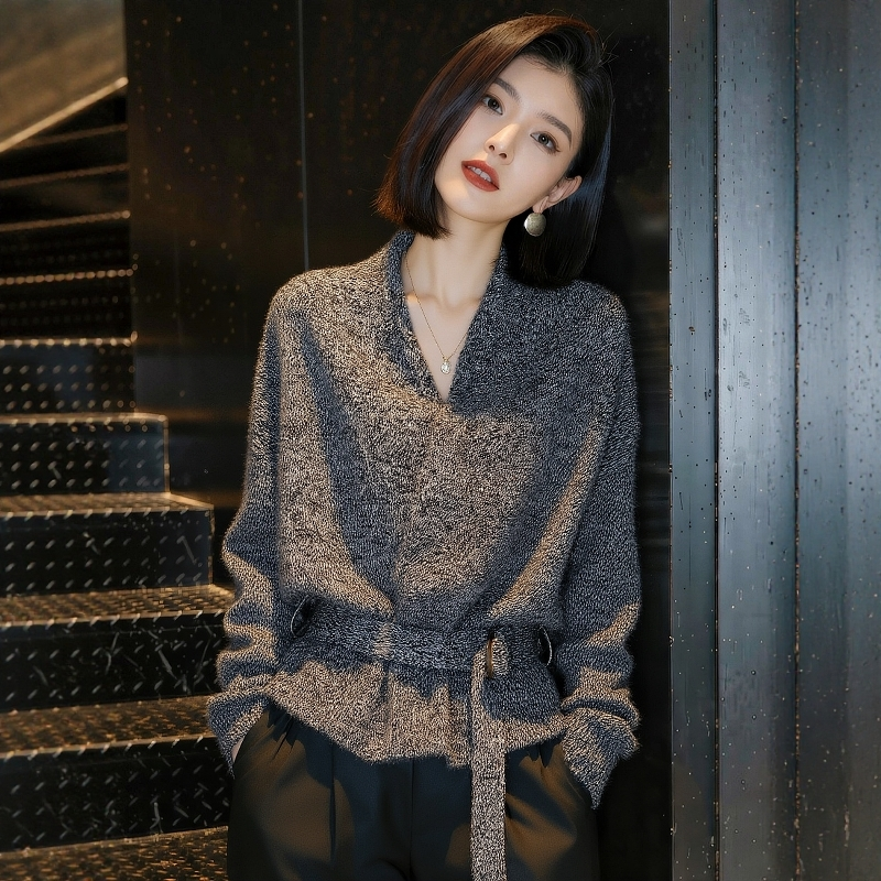 慵懒灰色V领毛衣外套女秋冬高级感洋气减龄系带收腰针织开衫上衣