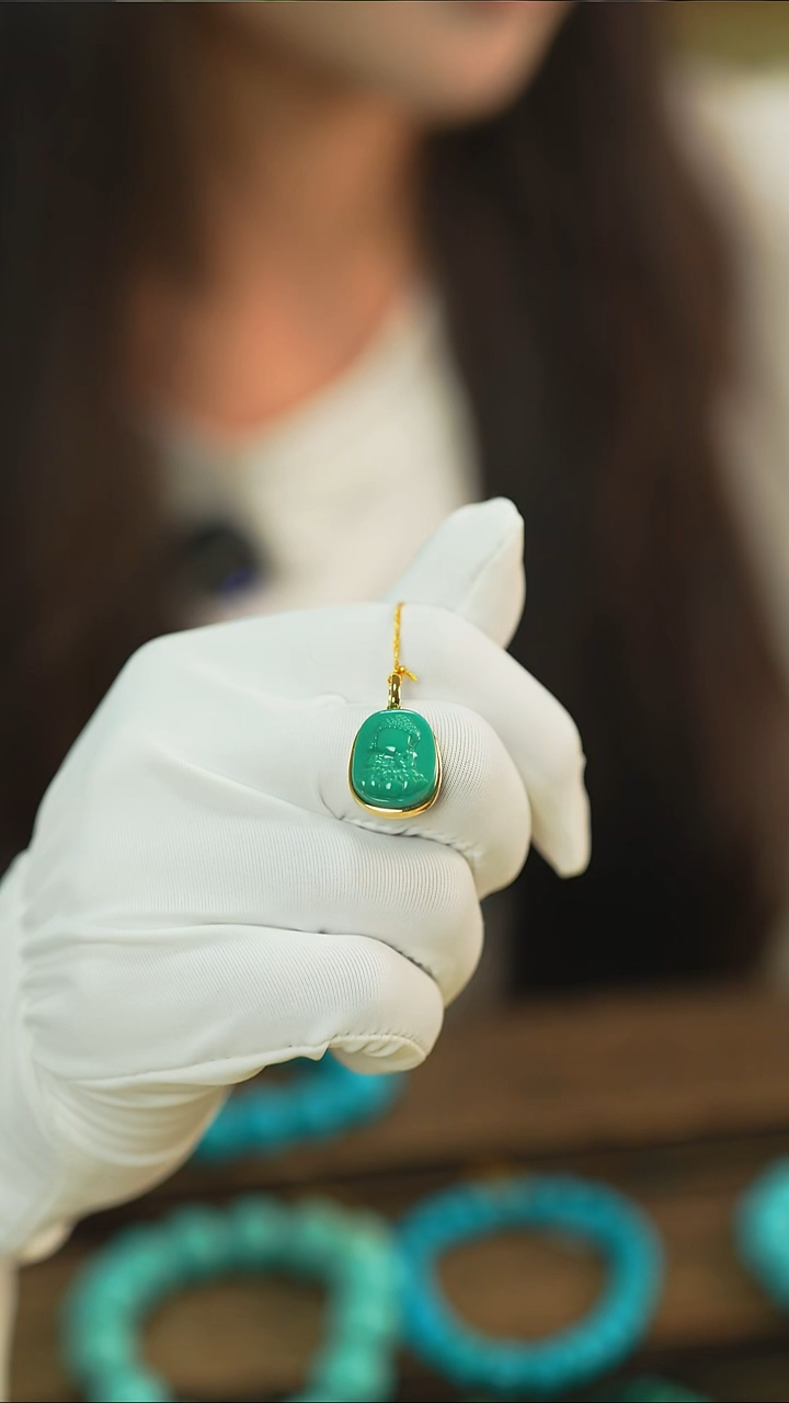 18K金镶嵌绿松石吊坠雕刻款