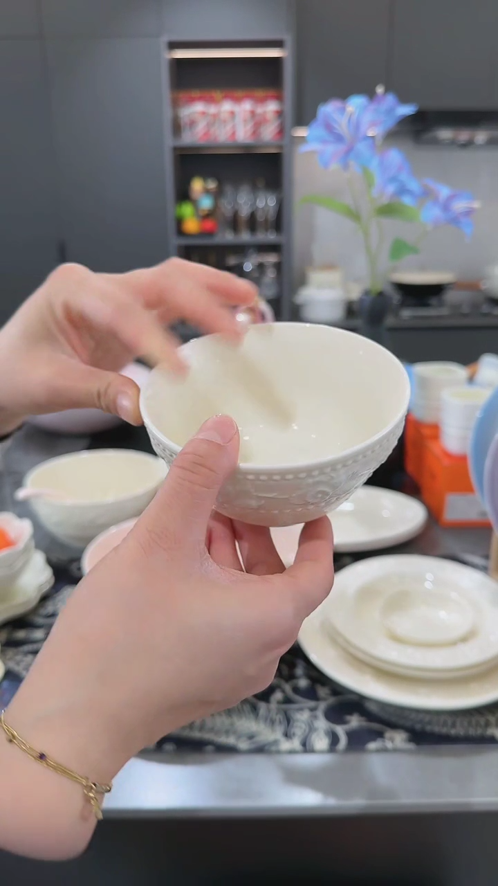 【闪购商品】瓷浮雕草莓陶瓷小碗4.5英寸-奶油白x6