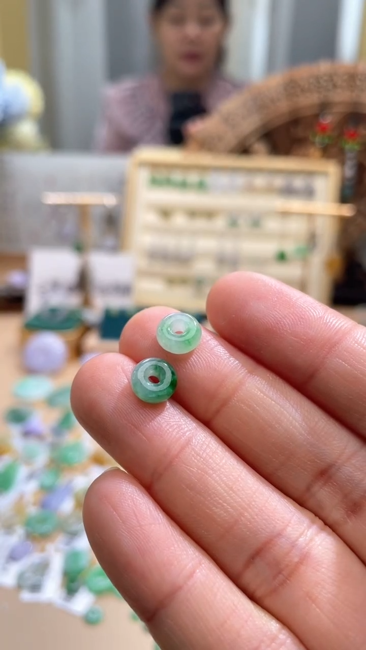 【闪购商品】翡翠颈饰未镶嵌甜甜圈一对