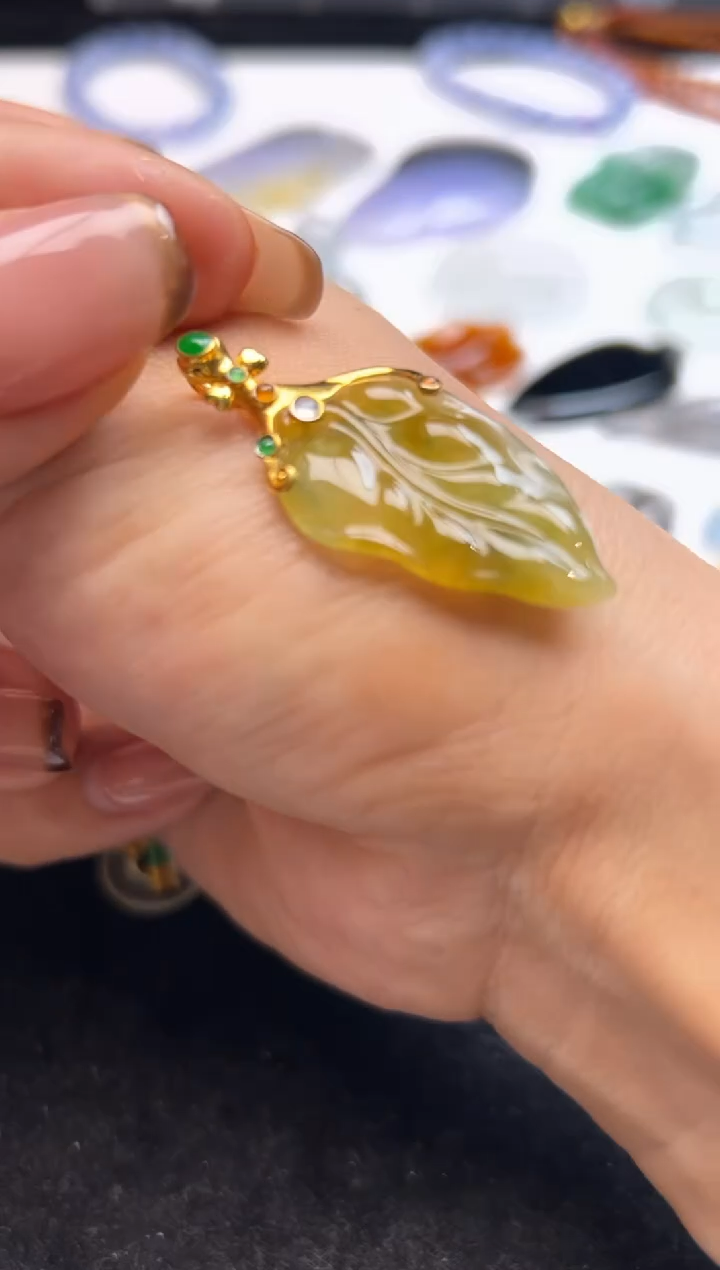18K金镶嵌定制翡翠冰黄树叶吊坠5500+550-sq068