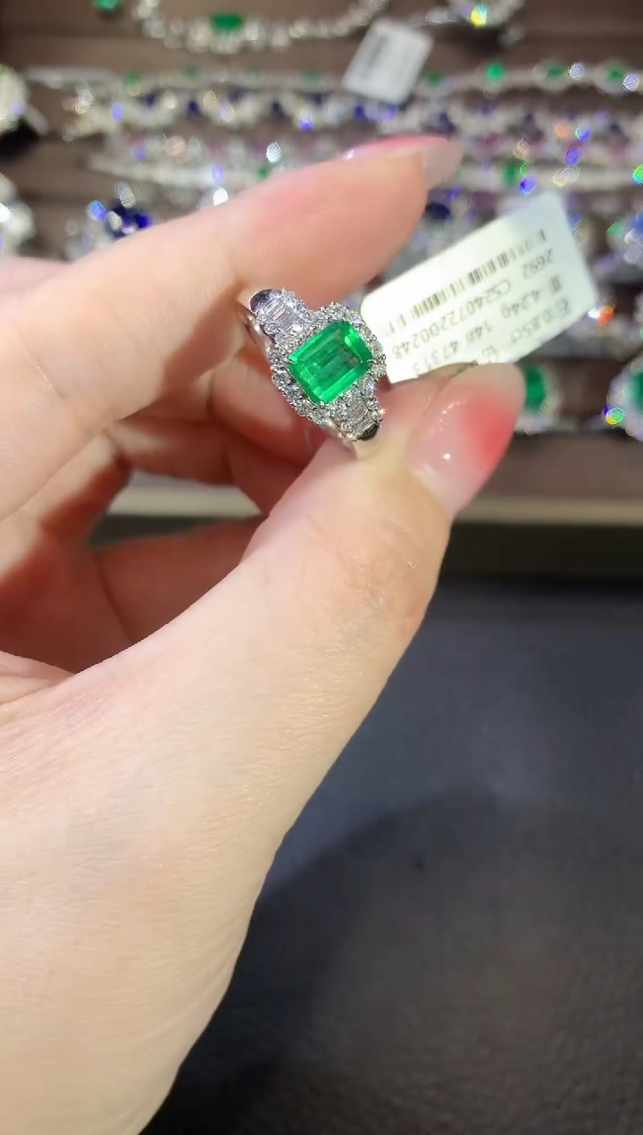 【闪购商品】祖母绿戒指18K金镶嵌D17