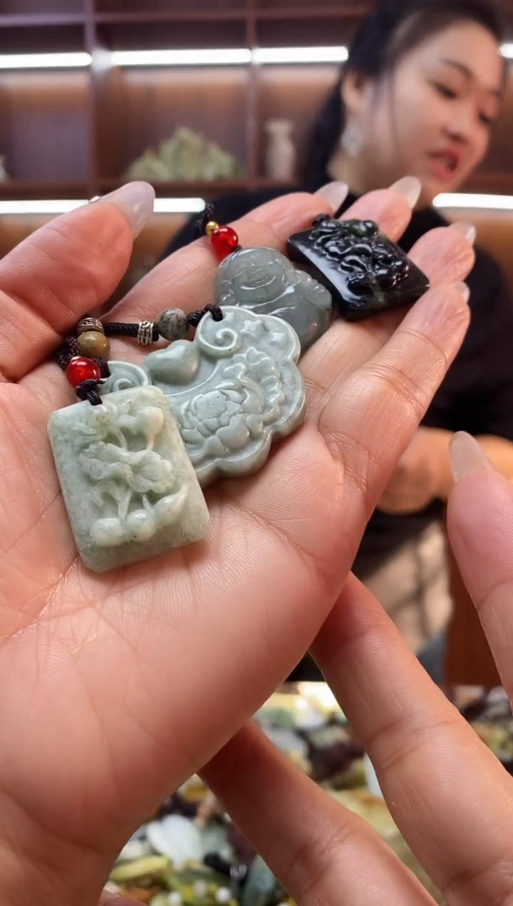 未镶嵌蛇纹石玉挂件 