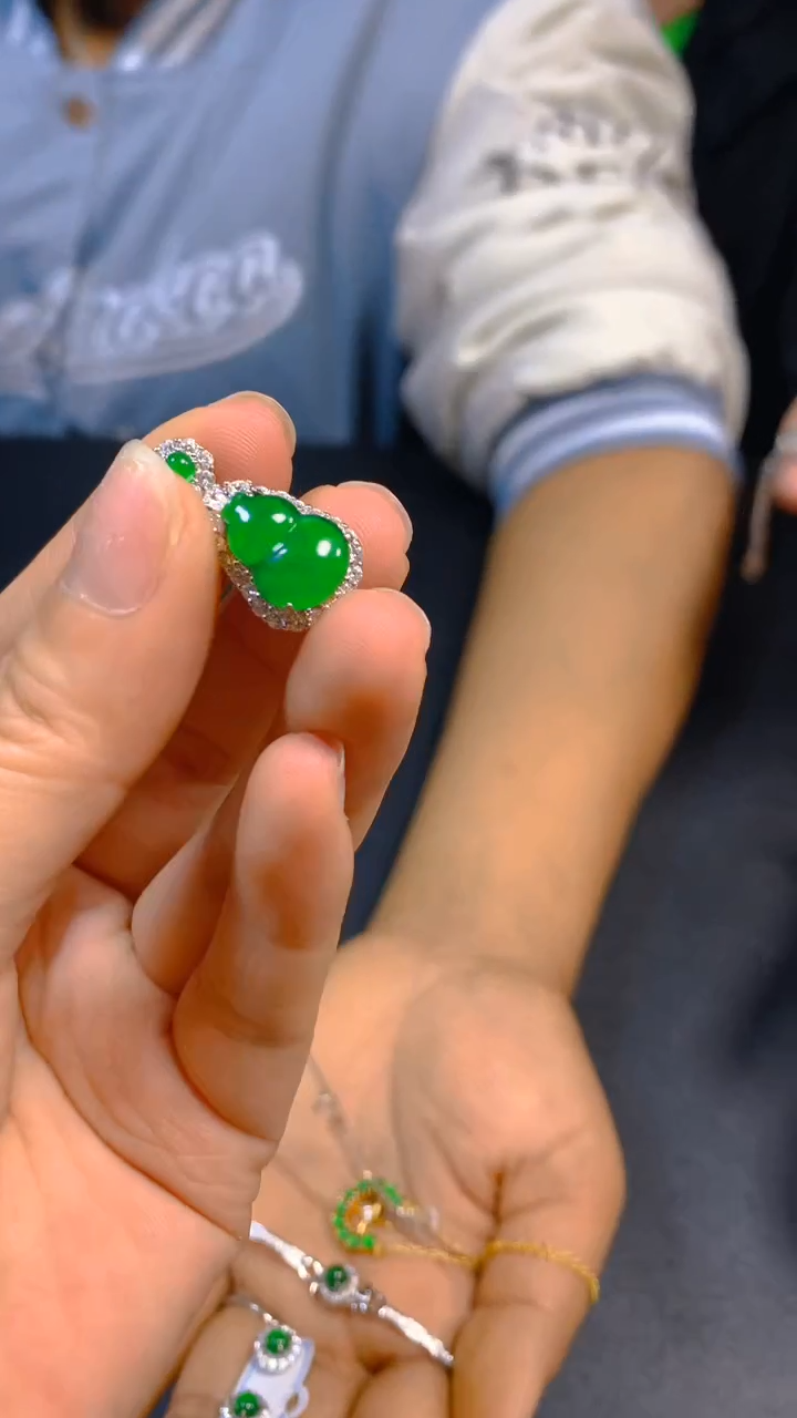 【闪购商品】翡翠吊坠(赠链)未镶嵌0783296728多样性发一