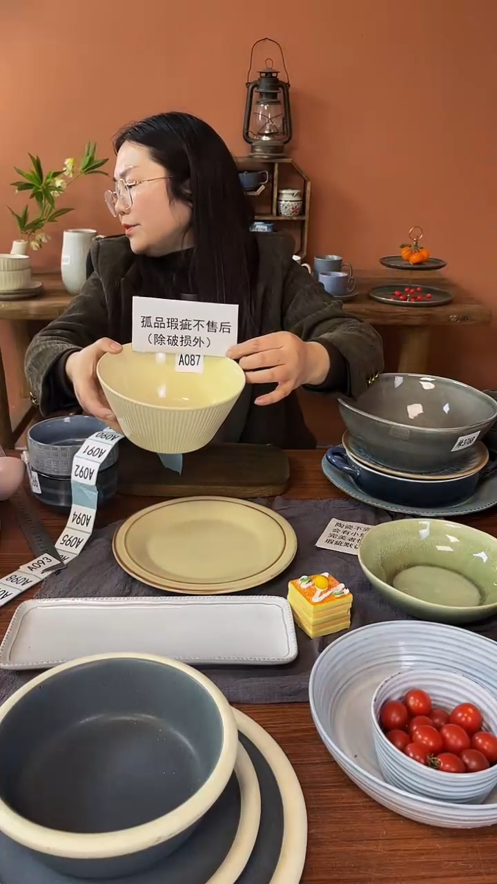 盘A087    陶瓷黄色碗一个微瑕